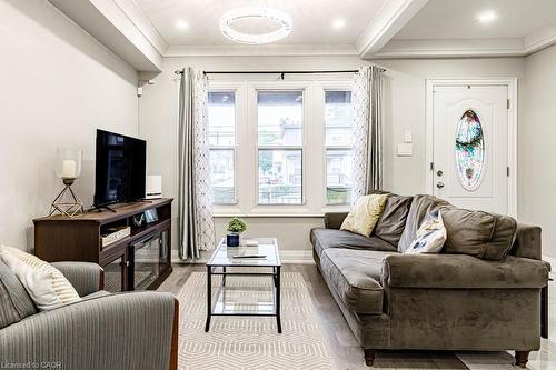 67 Gage Avenue N, Hamilton, ON - Indoor Photo Showing Living Room