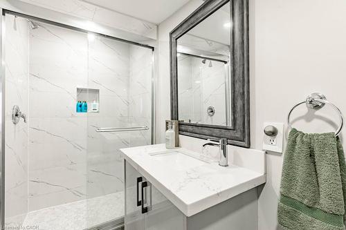 67 Gage Avenue N, Hamilton, ON - Indoor Photo Showing Bathroom