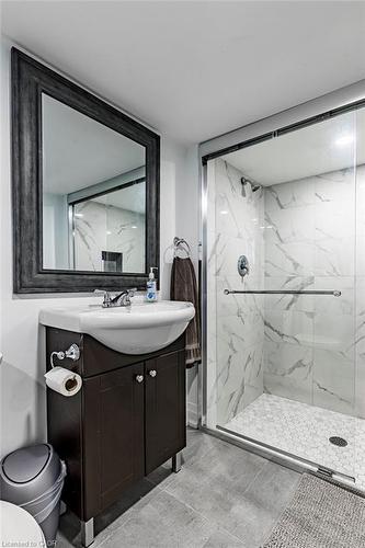 67 Gage Avenue N, Hamilton, ON - Indoor Photo Showing Bathroom