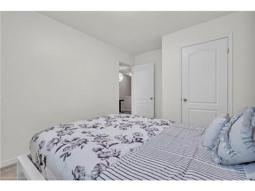 30-170 Dewitt Road, Hamilton, ON - Indoor Photo Showing Bedroom