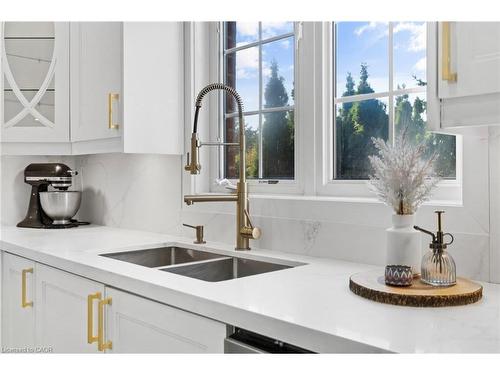 5095 Preservation Circle, Mississauga, ON - Indoor Photo Showing Kitchen With Double Sink