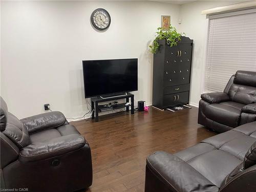 Upper-1025 Barclay Circle, Milton, ON - Indoor Photo Showing Living Room