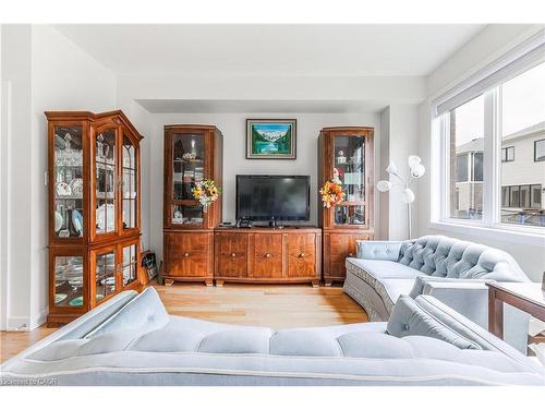 73 Keelson Street, Welland, ON - Indoor Photo Showing Living Room