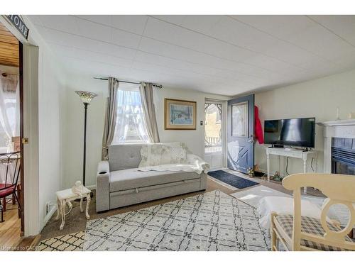 458 Upper Wentworth Street, Hamilton, ON - Indoor Photo Showing Living Room