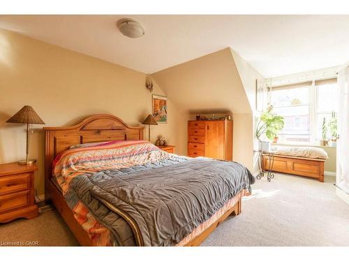 30 Sunset Avenue, Hamilton, ON - Indoor Photo Showing Bedroom