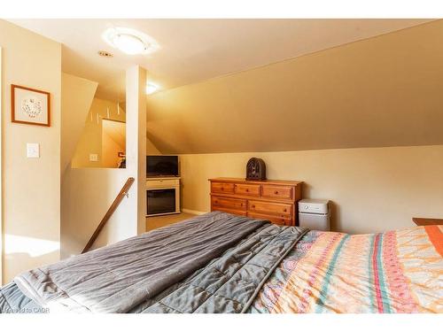 30 Sunset Avenue, Hamilton, ON - Indoor Photo Showing Bedroom