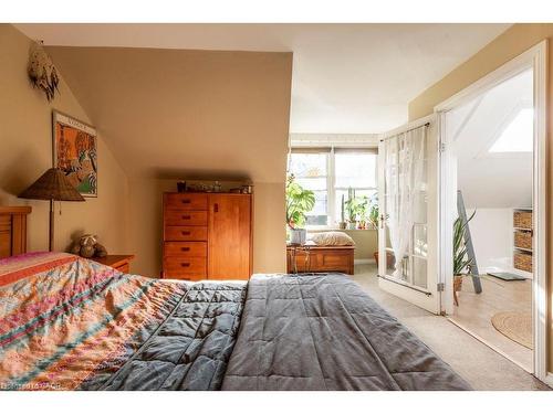 30 Sunset Avenue, Hamilton, ON - Indoor Photo Showing Bedroom