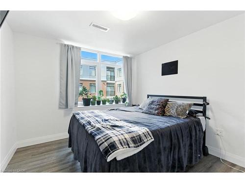 304-1 Redfern Avenue, Hamilton, ON - Indoor Photo Showing Bedroom