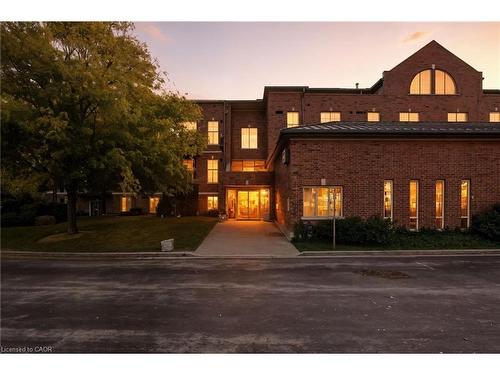 311-262 Dundas Street E, Waterdown, ON - Outdoor