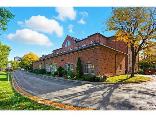 311-262 Dundas Street E, Waterdown, ON - Outdoor