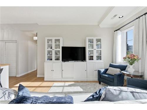 311-262 Dundas Street E, Waterdown, ON - Indoor Photo Showing Living Room