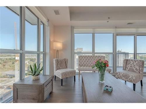 1603-55 Speers Road, Oakville, ON - Indoor Photo Showing Living Room