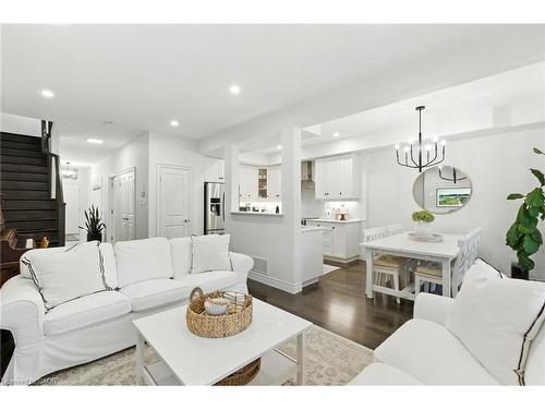 70 Dunrobin Lane, Grimsby, ON - Indoor Photo Showing Living Room