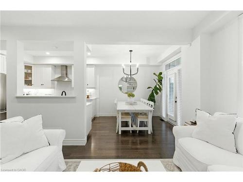 70 Dunrobin Lane, Grimsby, ON - Indoor Photo Showing Living Room