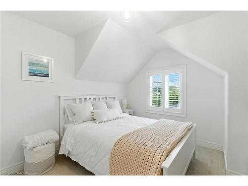 70 Dunrobin Lane, Grimsby, ON - Indoor Photo Showing Bedroom