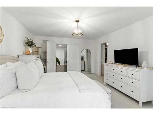 70 Dunrobin Lane, Grimsby, ON - Indoor Photo Showing Bedroom