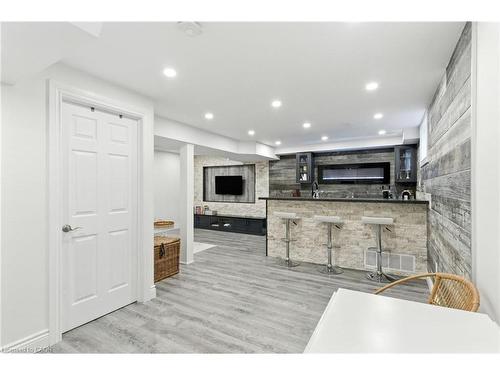 70 Dunrobin Lane, Grimsby, ON - Indoor Photo Showing Kitchen