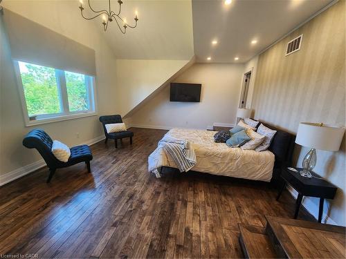 2019 Dundas Street, Burlington, ON - Indoor Photo Showing Bedroom