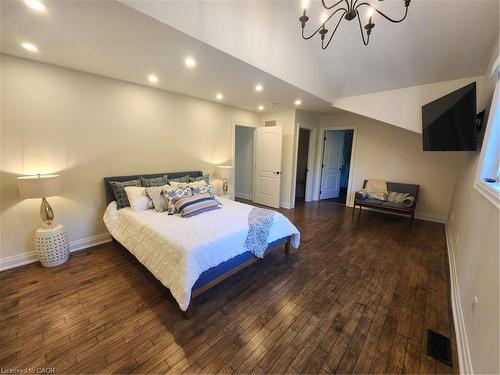 2019 Dundas Street, Burlington, ON - Indoor Photo Showing Bedroom