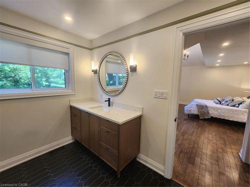2019 Dundas Street, Burlington, ON - Indoor Photo Showing Bathroom