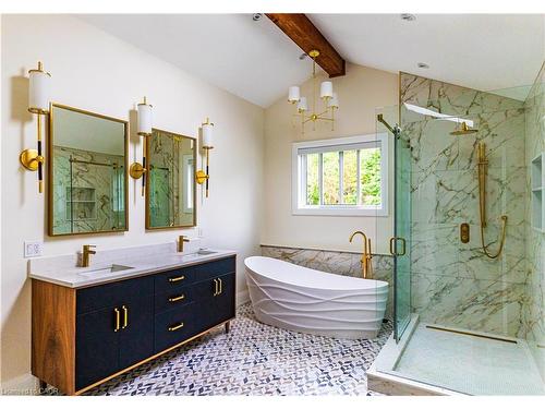 2019 Dundas Street, Burlington, ON - Indoor Photo Showing Bathroom