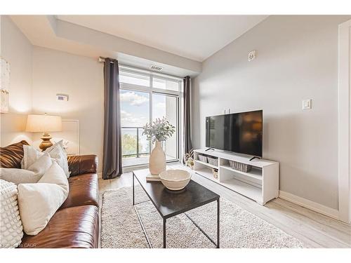 428-125 Shoreview Place, Hamilton, ON - Indoor Photo Showing Living Room