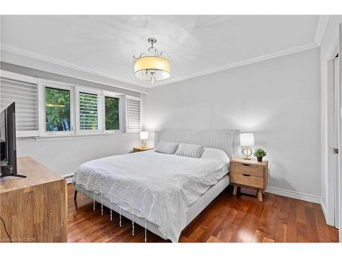 1566 Ewald Road, Mississauga, ON - Indoor Photo Showing Bedroom