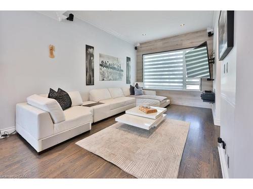 880 6Th Street, Mississauga, ON - Indoor Photo Showing Living Room