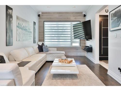880 6Th Street, Mississauga, ON - Indoor Photo Showing Living Room