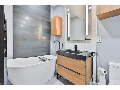 880 6Th Street, Mississauga, ON - Indoor Photo Showing Bathroom