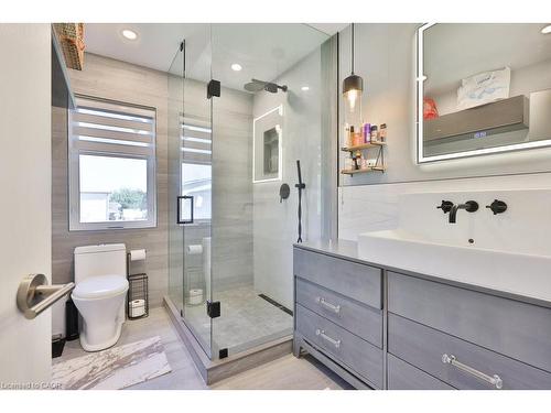 880 6Th Street, Mississauga, ON - Indoor Photo Showing Bathroom