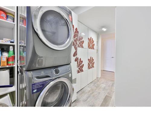 880 6Th Street, Mississauga, ON - Indoor Photo Showing Laundry Room