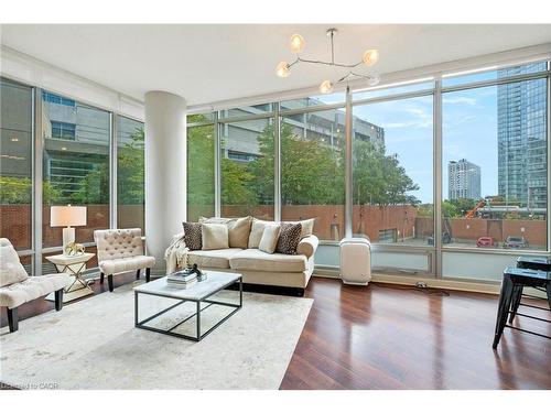 201-81 Navy Wharf Court, Toronto, ON - Indoor Photo Showing Living Room
