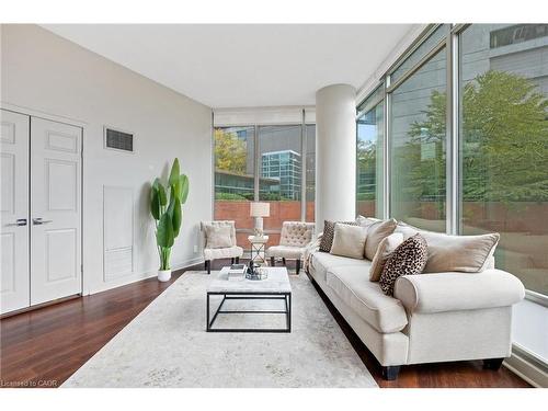201-81 Navy Wharf Court, Toronto, ON - Indoor Photo Showing Living Room