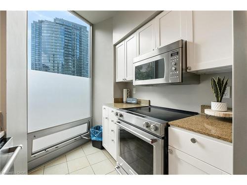 201-81 Navy Wharf Court, Toronto, ON - Indoor Photo Showing Kitchen