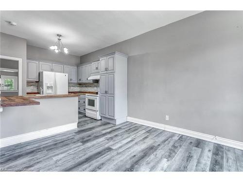 26 Madison Avenue, Hamilton, ON - Indoor Photo Showing Kitchen