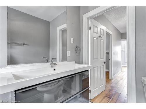 26 Madison Avenue, Hamilton, ON - Indoor Photo Showing Bathroom