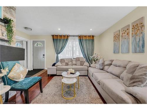 18 Riverdale Drive, Hamilton, ON - Indoor Photo Showing Living Room