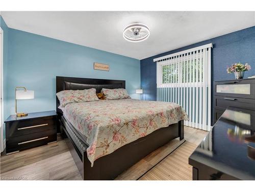 18 Riverdale Drive, Hamilton, ON - Indoor Photo Showing Bedroom