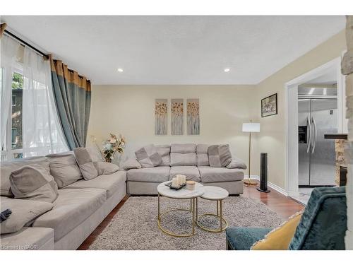 18 Riverdale Drive, Hamilton, ON - Indoor Photo Showing Living Room