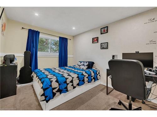 18 Riverdale Drive, Hamilton, ON - Indoor Photo Showing Bedroom