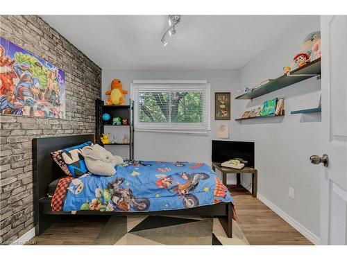 18 Riverdale Drive, Hamilton, ON - Indoor Photo Showing Bedroom