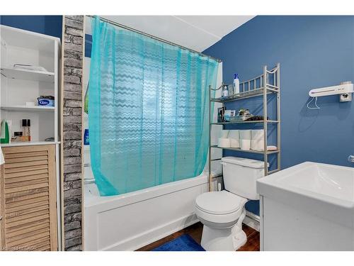 18 Riverdale Drive, Hamilton, ON - Indoor Photo Showing Bathroom