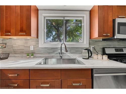 18 Riverdale Drive, Hamilton, ON - Indoor Photo Showing Kitchen