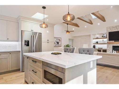 2282 Fairleigh Place, Burlington, ON - Indoor Photo Showing Kitchen With Upgraded Kitchen