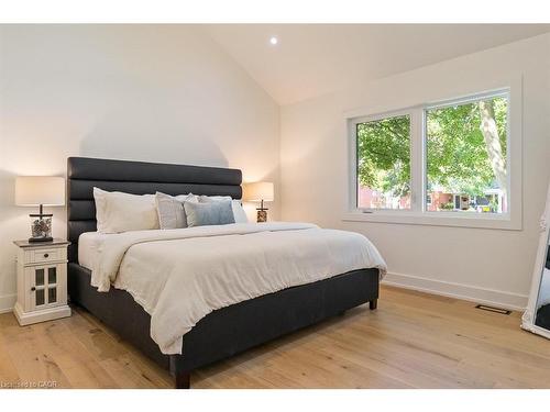 2282 Fairleigh Place, Burlington, ON - Indoor Photo Showing Bedroom