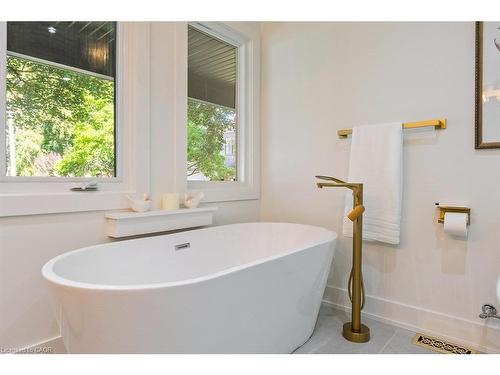2282 Fairleigh Place, Burlington, ON - Indoor Photo Showing Bathroom