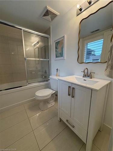 81 Young Street, Hamilton, ON - Indoor Photo Showing Bathroom