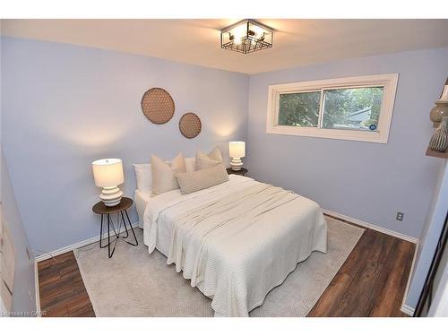 405 Erindale Drive, Burlington, ON - Indoor Photo Showing Bedroom