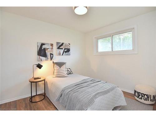 405 Erindale Drive, Burlington, ON - Indoor Photo Showing Bedroom